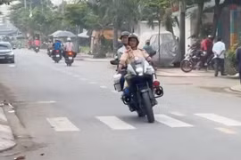Cảnh sát giao thông TP HCM dùng xe đặc chủng chở thí sinh về nhà lấy CCCD để quên