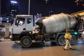 CSGT ra quân kiểm soát xe tải, container sau nhiều vụ tai nạn nghiêm trọng