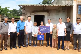 Báo Nhân Dân trao tặng kinh phí xây dựng nhà Đại đoàn kết cho hộ nghèo ở tỉnh Đắk Lắk