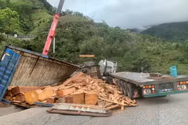 QL15D lên cửa khẩu La Lay thông tuyến sau nhiều giờ xe chở gỗ lật chắn ngang