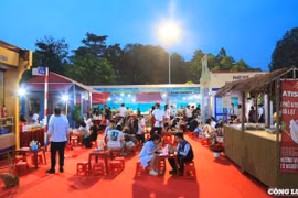 Du khách thích thú trải nghiệm Festival Phở năm 2025
