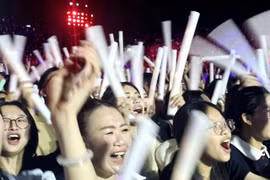Biển người vỡ òa cảm xúc: Hạ Long Concert 2025 thắp sáng hào khí Di sản