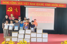 Nhà xuất bản Giáo dục Việt Nam tặng sách giáo khoa và truyện tranh cho trẻ em tỉnh Cao Bằng cho Trung tâm Bảo trợ xã hội tỉnh Cao Bằng