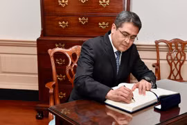 Honduras truy nã cựu Tổng thống vừa được Mỹ ân xá