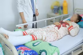 Người phụ nữ bị gãy cột sống nặng sau sự cố thang máy đứt cáp rơi tự do