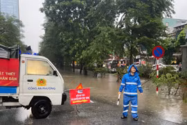 Hà Nội mưa lớn, hàng loạt điểm ngập sâu – người dân được khuyến cáo tránh di chuyển qua khu vực này