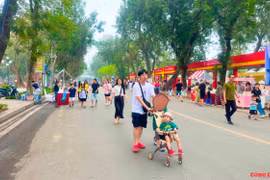 Người dân trải nghiệm các hoạt động đặc sắc tại Lễ hội Quà tặng Du lịch Hà Nội 2025