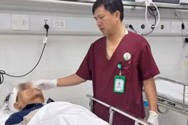 Người đàn ông 58 tuổi nguy kịch sau vụ ô tô mất lái lao lên vỉa hè phố Khâm Thiên
