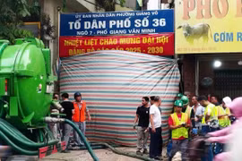 Hà Nội: 5 hộ dân phố Giang Văn Minh được bố trí khách sạn nghỉ qua đêm sau sự cố bùn trào