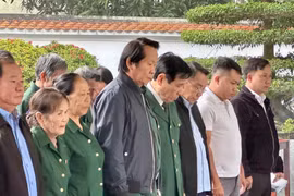 Trung ương Hội cựu thanh niên xung phong Việt Nam dâng hương và trao quà tại Ngã ba Đồng Lộc