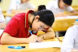 Hình ảnh thí sinh Hà Nội đến các điểm thi vào lớp 10 THPT