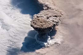 Video du khách vội vã sơ tán khi núi lửa Etna của Ý phun trào dữ dội
