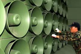 Hàn Quốc tháo dỡ loa phát thanh tuyên truyền tại biên giới với Triều Tiên