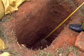 Lăng mộ vua Lê Túc Tông bị đào bới sâu 1,6 mét