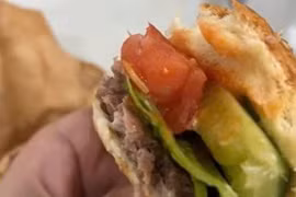Đà Nẵng: Vào cuộc xác minh vụ nghi có dòi trong bánh mì hamburger