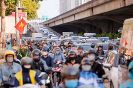 Dòng người ùn ùn trở lại Hà Nội sau kỳ nghỉ, các cửa ngõ, bến xe ùn tắc nặng
