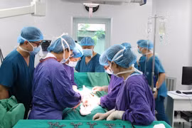 Hồi hộp phút giây cứu sống sản phụ bị sa dây rau