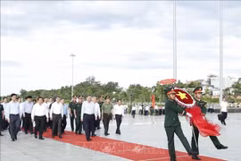 Tổng Bí thư Tô Lâm dâng hương tưởng niệm Chủ tịch Hồ Chí Minh và các Anh hùng liệt sĩ tại Phú Quốc
