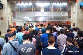 Hà Nội vừa hết mưa ngập, người dân đã đổ xô đi mua bánh Trung thu