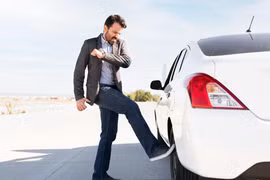 ‏Vì sao nhiều người hay đá vào lốp xe?‏