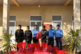 Tặng 300 suất quà cho lực lượng vũ trang và nhân dân tỉnh Mondulkiri (Vương quốc Campuchia)