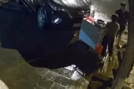 Xác minh clip người đàn ông lái ô tô đòi tông người bán hàng rong
