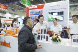 Tập đoàn Viettel giới thiệu nhiều công nghệ phục vụ cuộc sống số tại Hội chợ kết nối giao thương Việt Nam – Lào