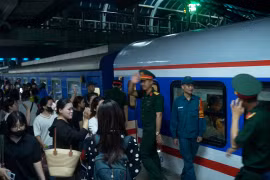 Xúc động giây phút chia tay các chiến sĩ trở về đơn vị sau nhiệm vụ A80