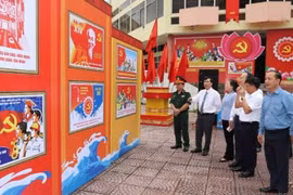 Triển lãm tranh cổ động tấm lớn tuyên truyền Đại hội Đảng