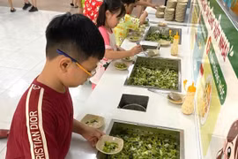 Độc đáo mô hình quầy buffet rau cho học sinh tiểu học của Ajinomoto