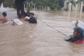 Gia Lai: Thầy giáo thay nhau bơi vào trường chuyển lương thực cho hơn 500 sinh viên bị nước lũ cô lập