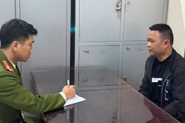 Khởi tố 12 đối tượng liên quan đến khai thác cát trái phép