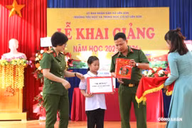 Công an xã tiếp lửa cho học sinh có hoàn cảnh khó khăn đầu năm học mới