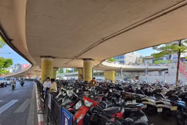 Hà Nội: Người dân phố cổ loay hoay tìm chỗ gửi xe sau khi bãi gầm cầu Chương Dương bị đóng cửa