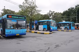 Điều chỉnh lộ trình nhiều tuyến xe buýt phục vụ sơ duyệt Lễ diễu binh, diễu hành