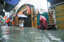 Hà Nội mưa lớn sau bão số 5, nhiều tuyến đường biến thành “sông”