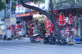 Phố Hàng Mã trầm lắng mùa Giáng sinh: Người bán chật vật, người mua thắt chặt chi tiêu