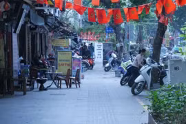 Vỉa hè thông thoáng, người dân Hà Nội phấn khởi trước diện mạo đô thị đổi thay