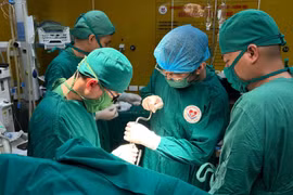 Phối hợp liên viện phẫu thuật sọ não, cứu bệnh nhân 75 tuổi thoát liệt