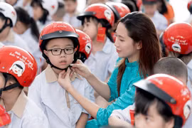 Kiểm tra, phạt tiền trên 26.500 trường hợp đội mũ bảo hiểm kém chất lượng