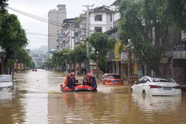 Lũ lụt kinh hoàng ở Trung Quốc, nửa thành phố biến thành sông