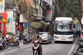 Cấm xe trên 16 chỗ vào khu vực phố cổ Hoàn Kiếm là hợp lý
