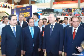 Tổng Bí thư Tô Lâm tham quan không gian trưng bày Hội báo toàn quốc 2025