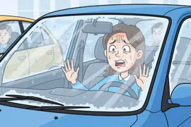 Vì sao xe đời mới dễ bị mờ kính hơn xe cũ và mẹo xử lý hiệu quả