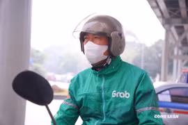 Những người mưu sinh giữa lớp bụi mù phủ kín Hà Nội