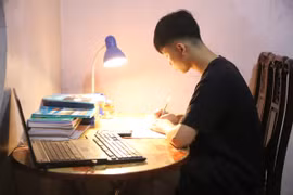 Giáo viên ép học sinh đi ngủ lúc 21 giờ, dậy lúc 5 giờ bị hạ thi đua, phụ huynh dậy sóng tranh luận