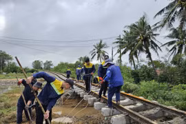 Sử dụng băng tải đá để ứng cứu sụt, hư hỏng hạ tầng đường sắt