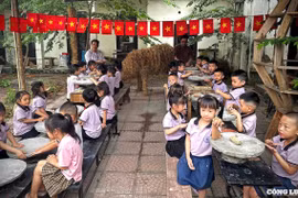 Nghệ nhân Tấn Phát truyền cảm hứng yêu nước qua mô hình rơm và đất dịp Tết Độc lập