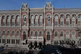 Ngân hàng trung ương Ukraine hạ tỷ giá hryvnia xuống mức thấp kỷ lục là 42 hryvnia đổi 1 USD