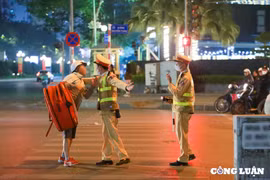 Xác định "bỏ xe", người đàn ông không chấp hành thổi nồng độ cồn, xách ba lô đi về